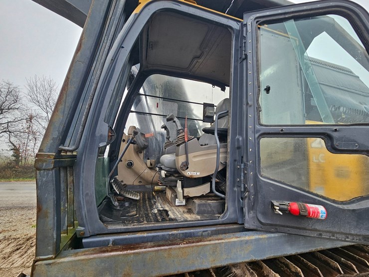 2010-deere-200d-lc-image-34