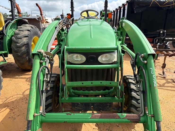 john-deere-3320-image-9