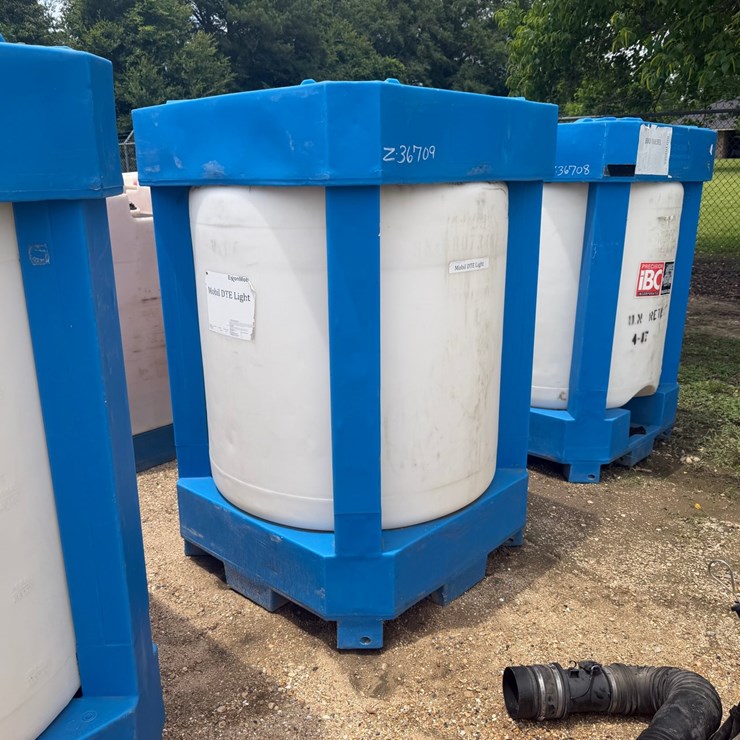 #1654 • 275 GALLON PLASTIC STORAGE OIL TANK