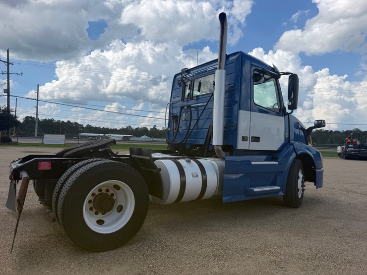 2016-volvo-vnl42t300-image-3