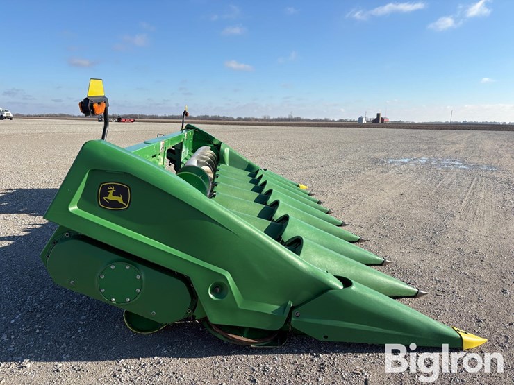 2021-john-deere-c8r-image-4