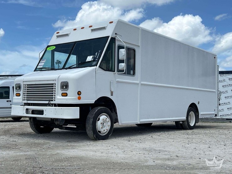 2010-workhorse-w62-image-1