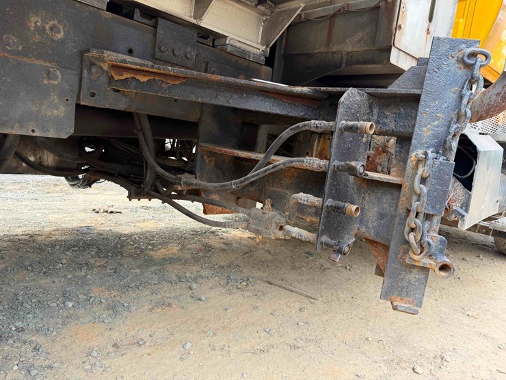 2011-international-7600-image-13
