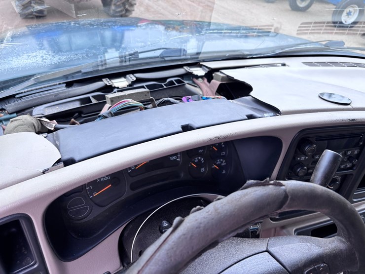 2004-chevrolet-suburban-image-9