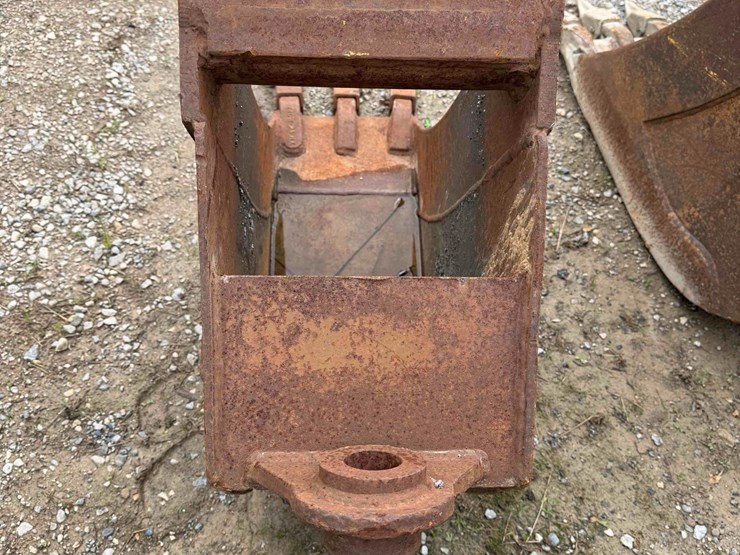 12”-cp-toothed-bucket-image-3