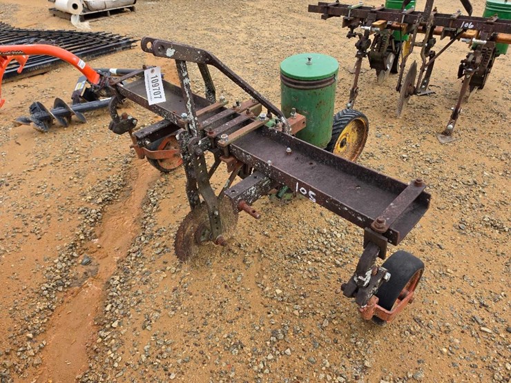 105---1-row-john-deere-planter-image-1