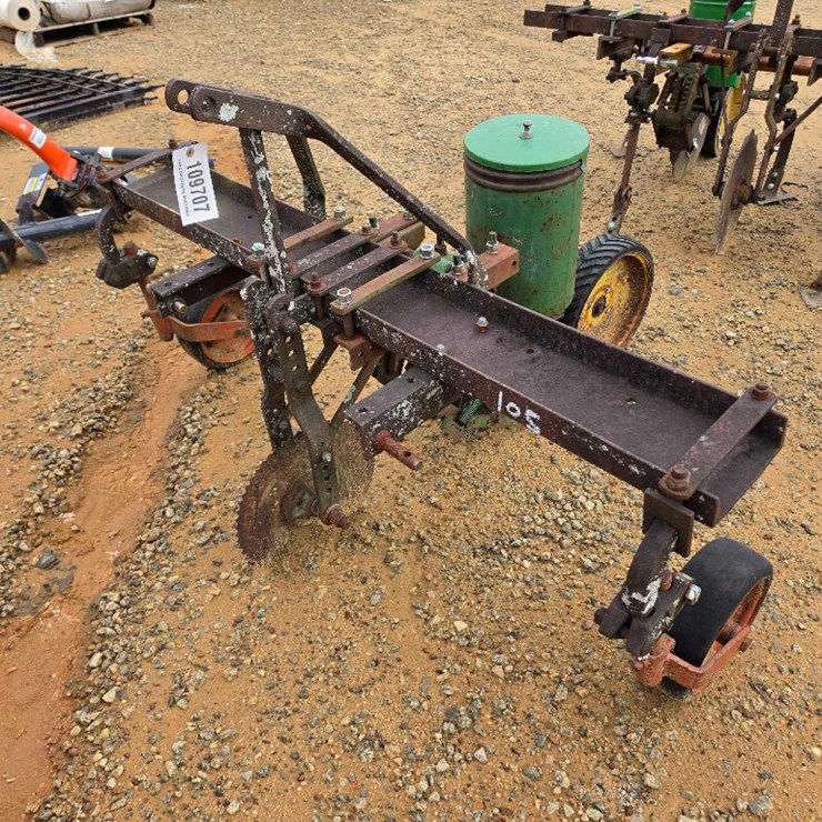 105 - 1 ROW JOHN DEERE PLANTER
