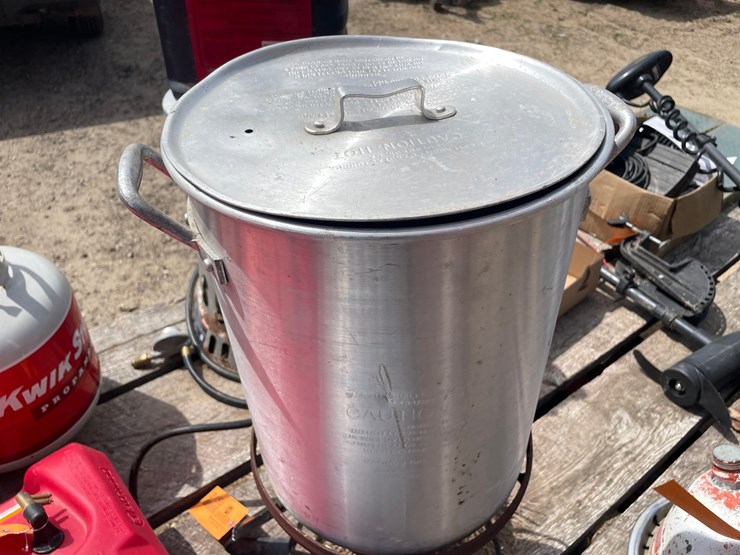 #2150-•-propane-cooker-and-(2)-kettles-image-10