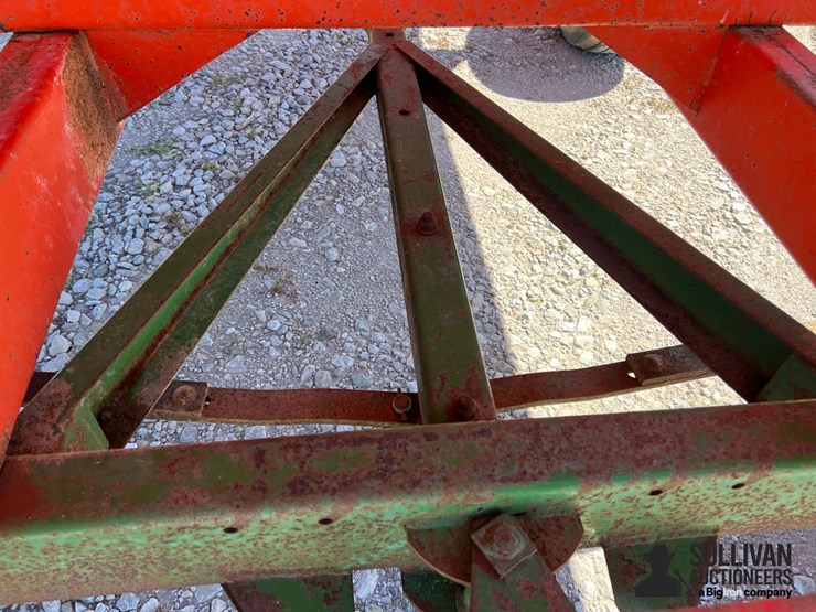 kilbros-350-gravity-flow-wagon-on-jd-running-gear-image-17