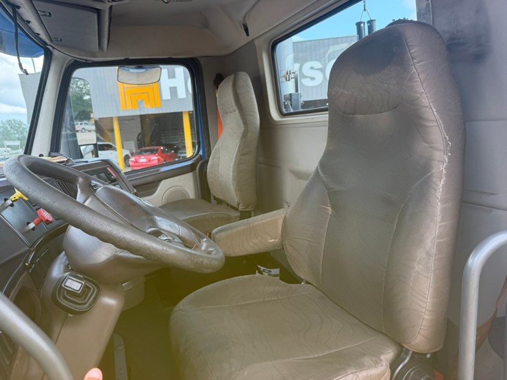 2016-volvo-vnl42t300-image-12