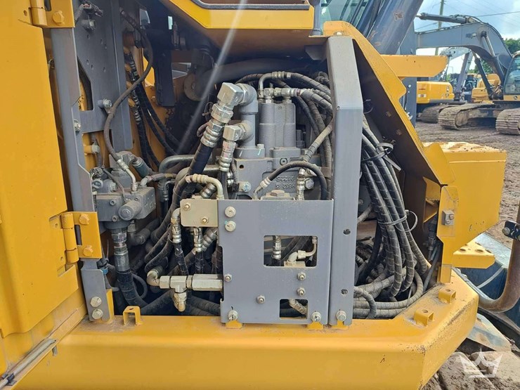 2020-deere-135g-image-15