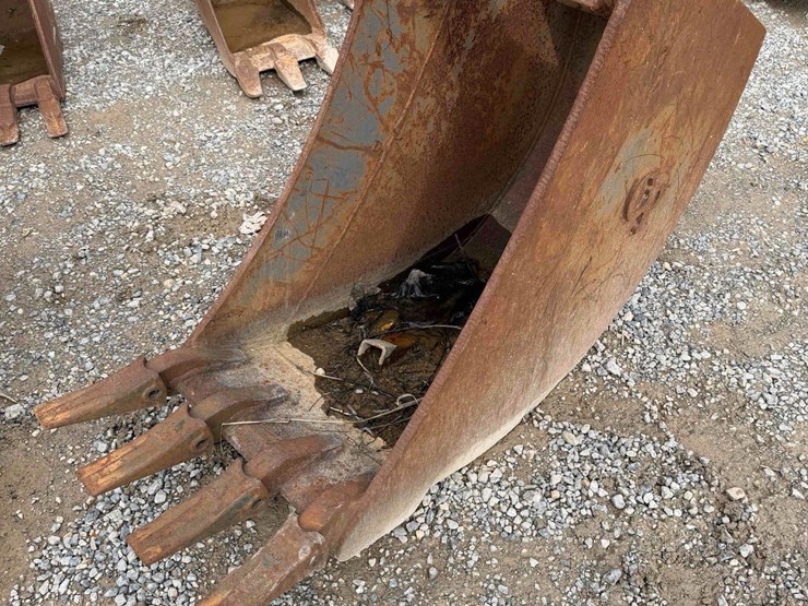 16”-cp-toothed-bucket-image-1