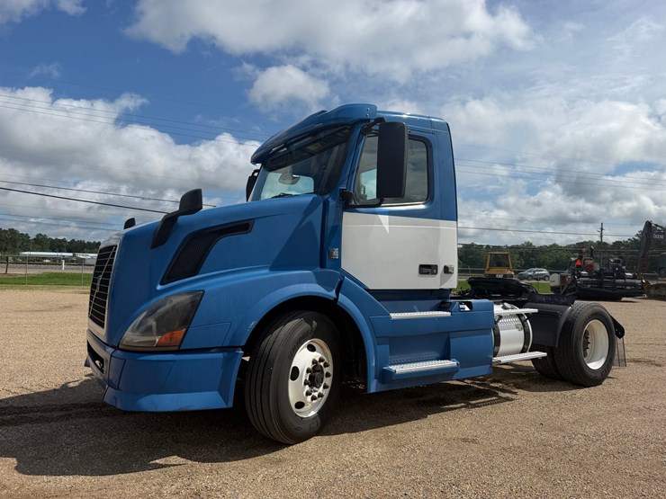 2015-volvo-vnl42t300-image-1
