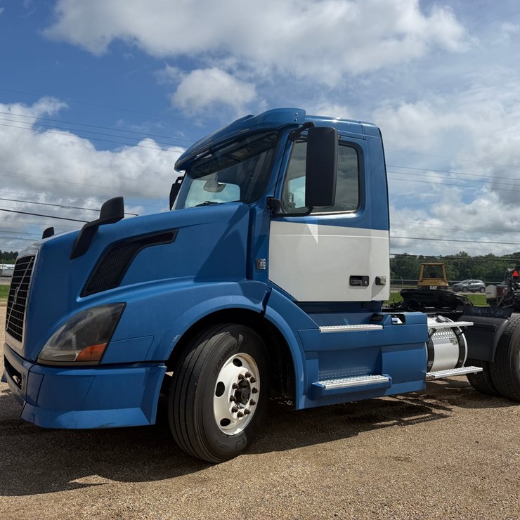 2015 VOLVO VNL42T300