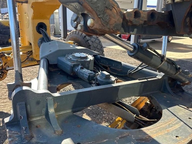 2011-deere-772g-image-34