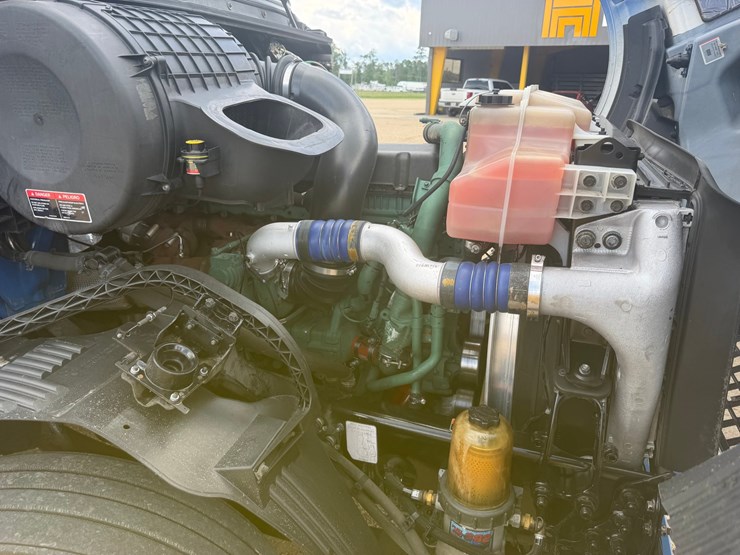 2016-volvo-vnl42t300-image-10