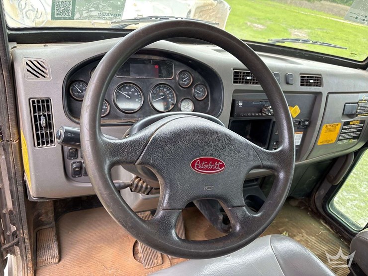 2017-peterbilt-337-image-31