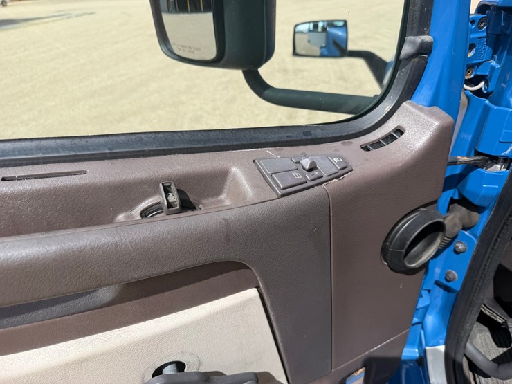 2015-volvo-vnl42t300-image-12