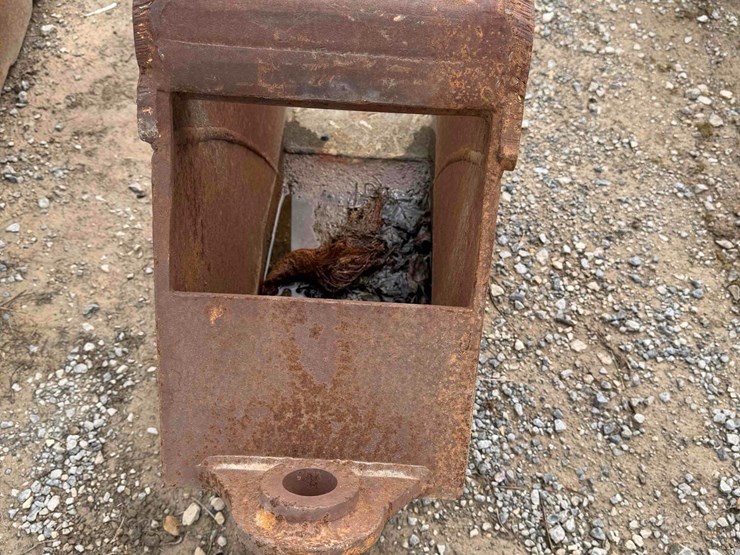 12”-cutting-edge-bucket-image-3