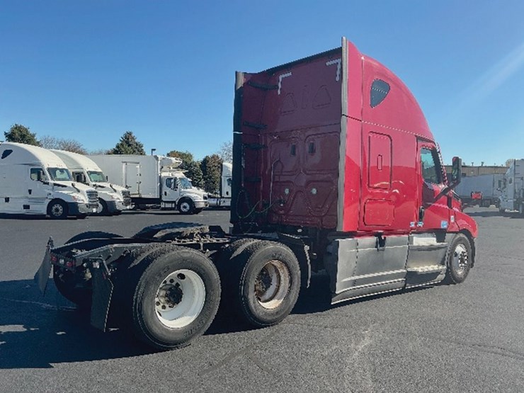 2022-freightliner-cascadia-126-image-2