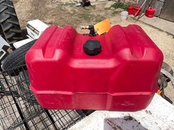 #2134-•-attwood-boat-gas-can-image-4