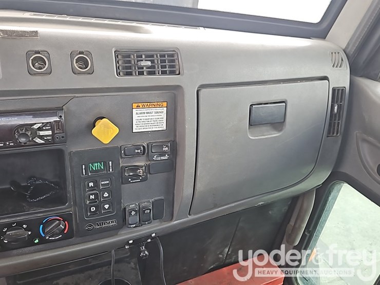 2014-peterbilt-337-image-30