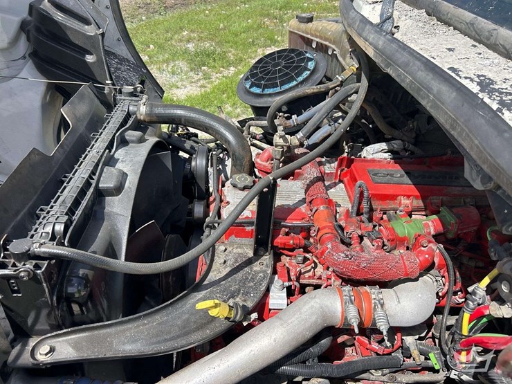 2013-freightliner-m2-106-image-8