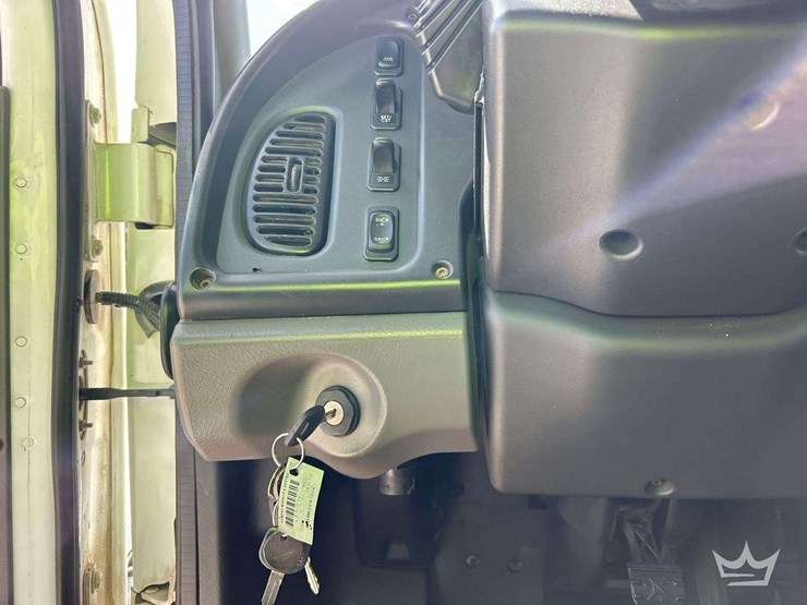 2013-freightliner-m2-106-image-16