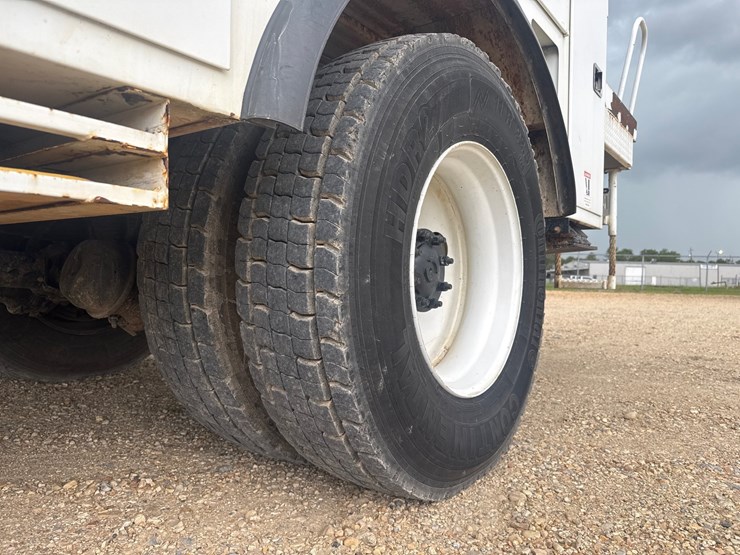 2020-freightliner-m2-106-image-62