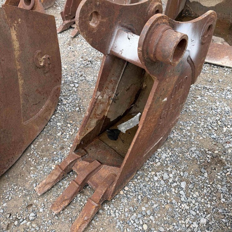 10” Toothed Bucket