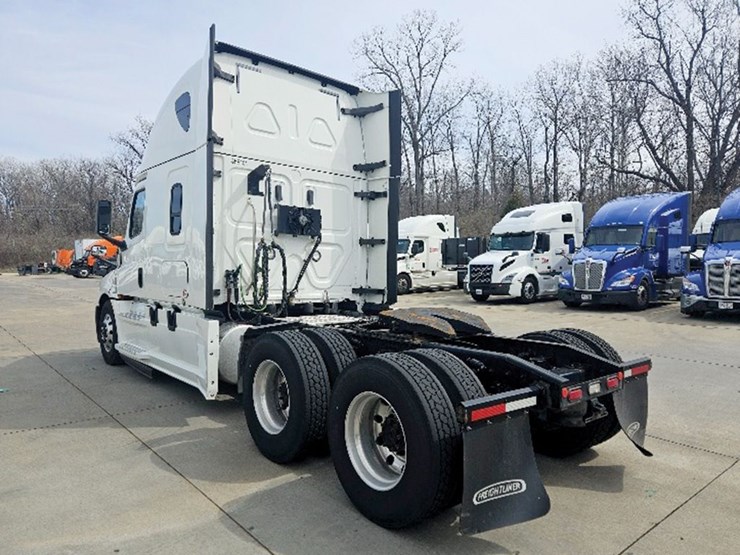 2020-freightliner-cascadia-126-image-2