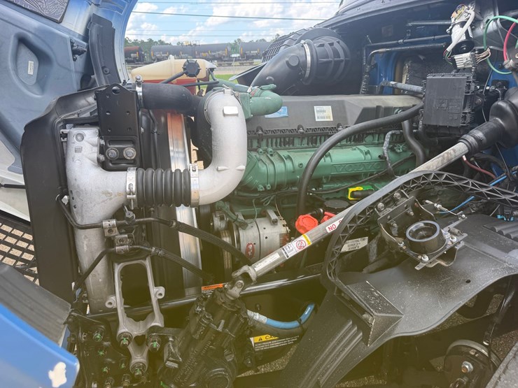 2016-volvo-vnl42t300-image-9