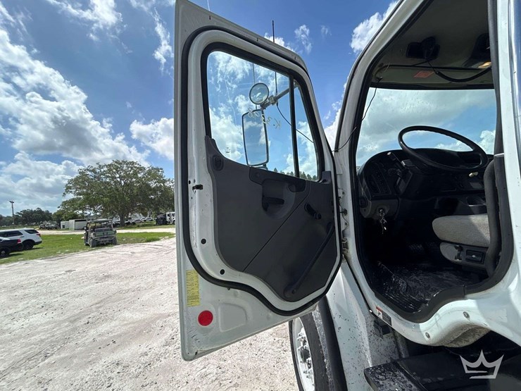 2013-freightliner-m2-106-image-12