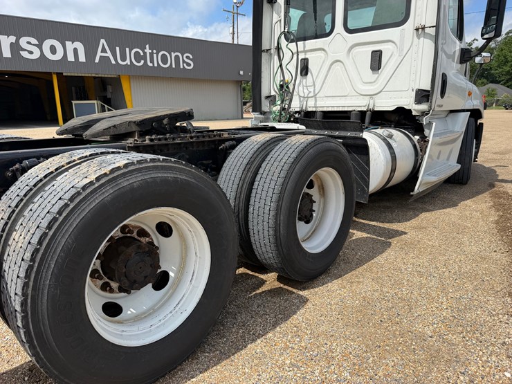 #16229-•-2017-freightliner-cascadia-px12506457-image-6