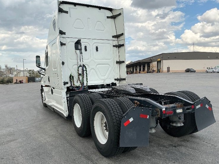 2022-freightliner-cascadia-126-image-2