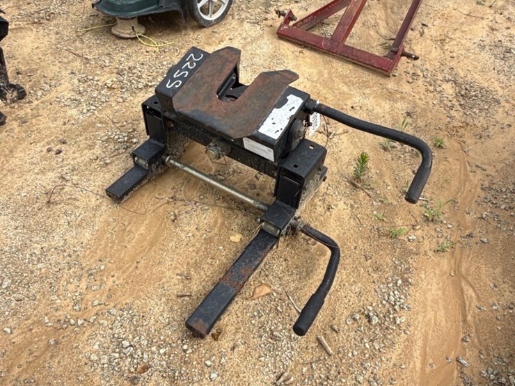 2255---truck-bed-5th-wheel-hitch-image-2