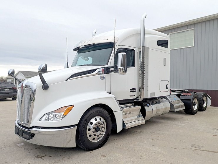 2024-kenworth-t680-image-1