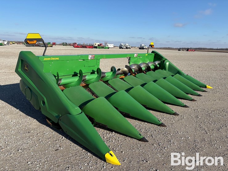 2021-john-deere-c8r-image-3