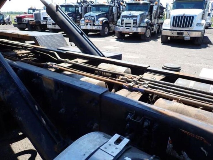 2015-mack-granite-gu813-image-97