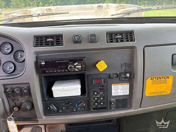 2017-peterbilt-337-image-35