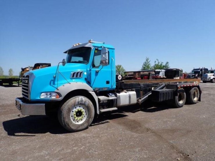 2015-mack-granite-gu813-image-1