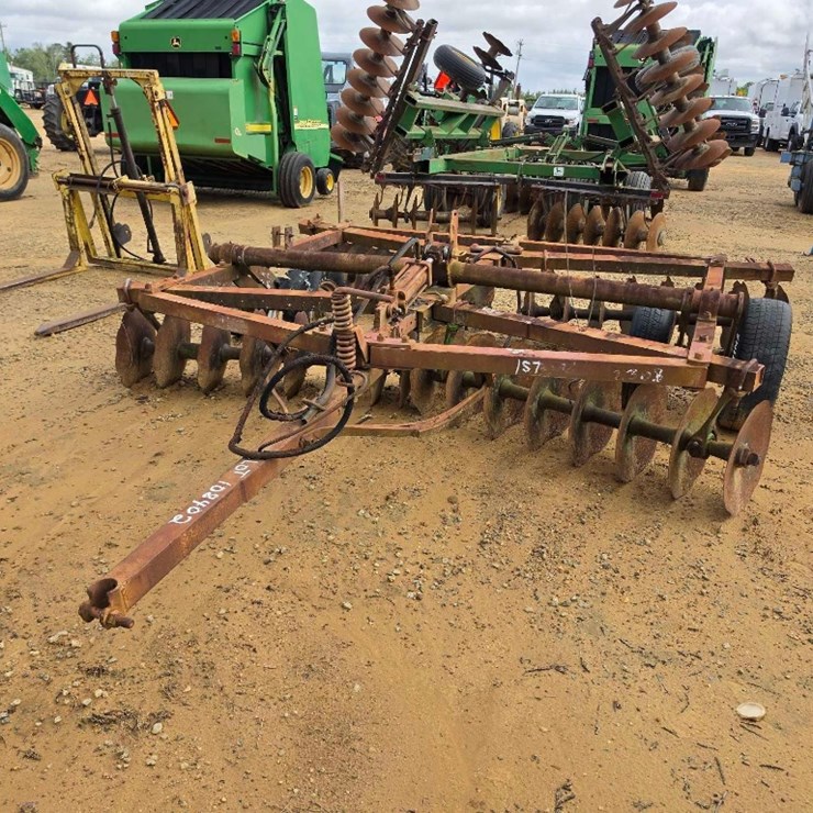 157 - 10-12 FT PULL TYPE HYDRAULIC HARROW