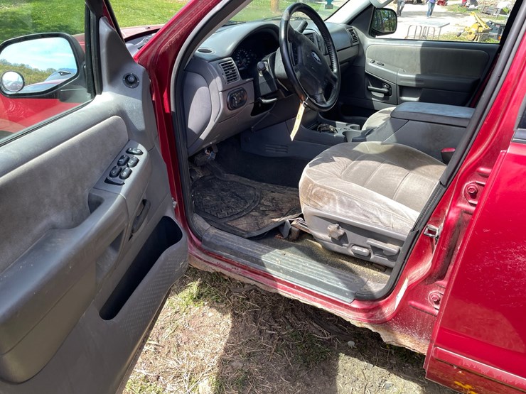 2005-ford-explorer-image-16