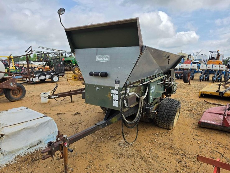 149---turfco-cr-10-top-dresser/material-handler-image-1