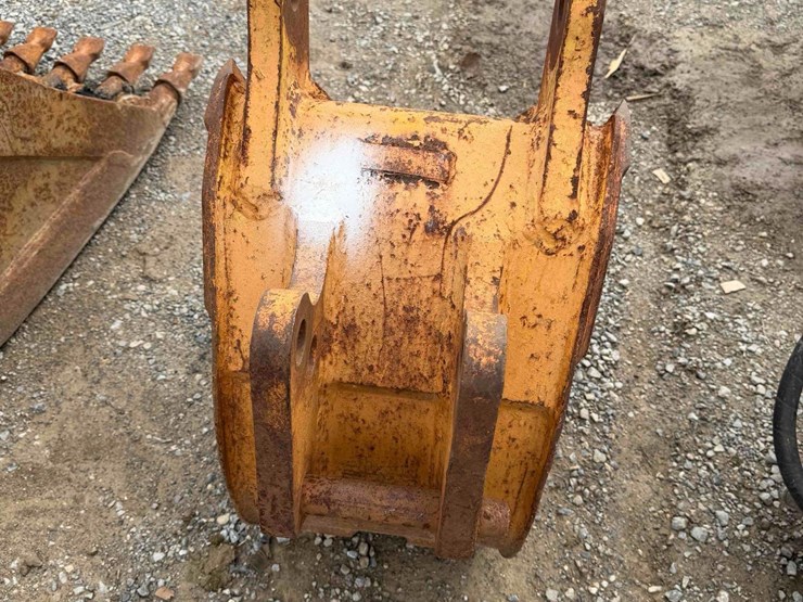 16”-toothed-bucket-image-3