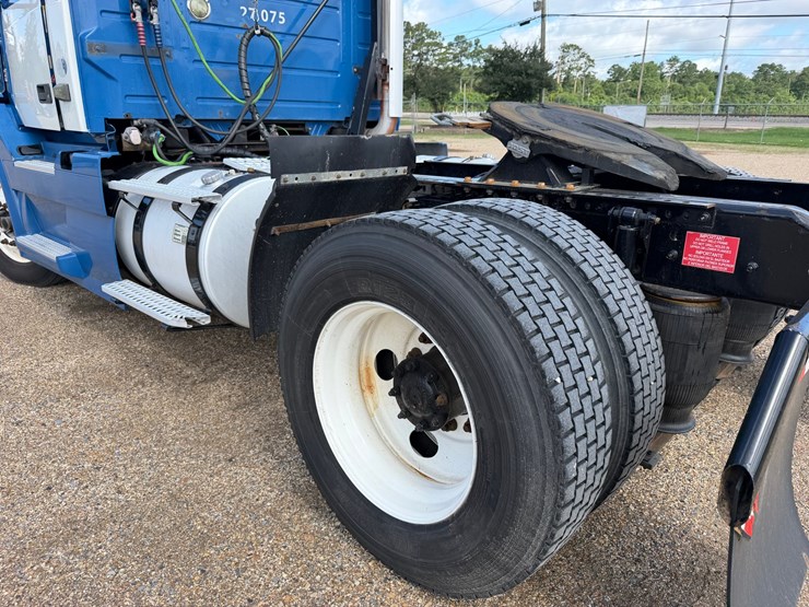 2015-volvo-vnl42t300-image-5