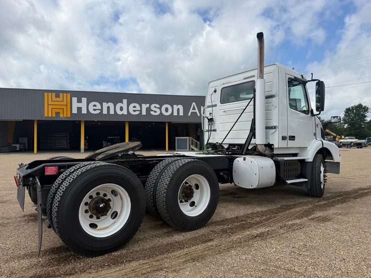 2015-volvo-vnm64t200-image-3
