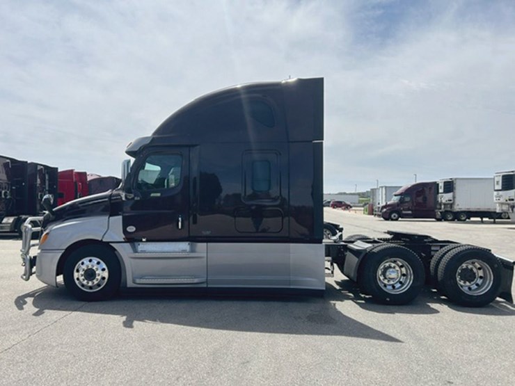 2021-freightliner-cascadia-126-image-2