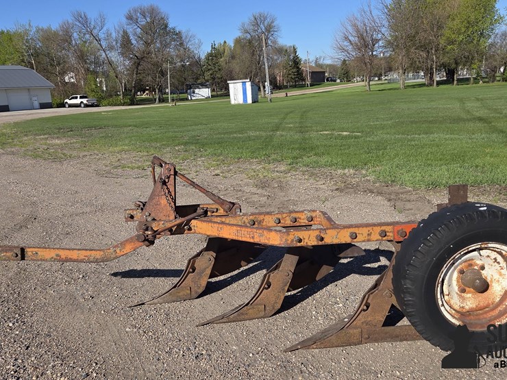 allis-chalmers-3-bottom-plow-image-8