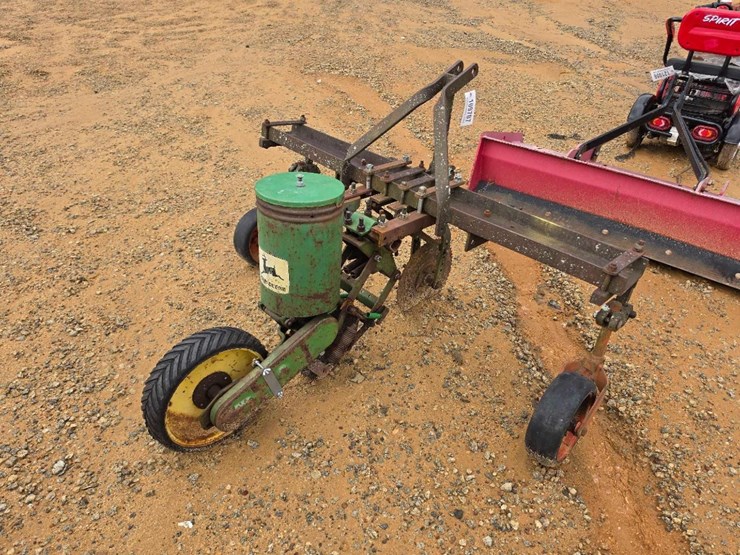 105---1-row-john-deere-planter-image-3